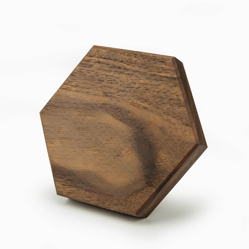 Incarcator Wireless GreenBoxGsm Hexagon Subtire Qi 15W din Nuc American: Eleganta si Eficienta intr-un Design Distinctiv